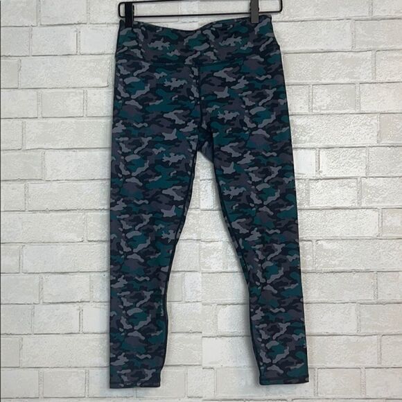 Fabletics High Waist Powerhold Camo Capri Leggings - Picture 1 of 5